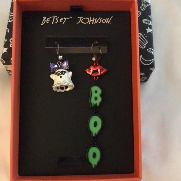Betsey Johnson Ghost, Vampire Lips & Boo Mismatch Drop Earrings NIB - Picture 2 of 14